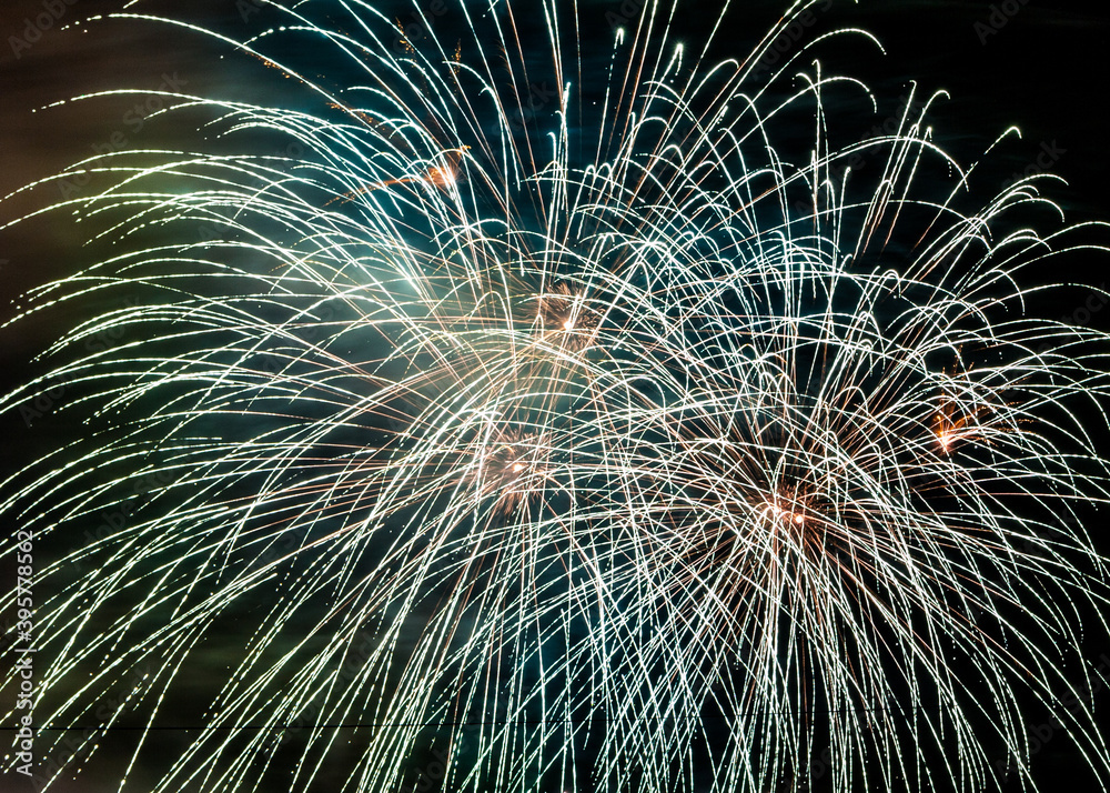 Naklejka premium Beautiful fireworks in night sky for New Year
