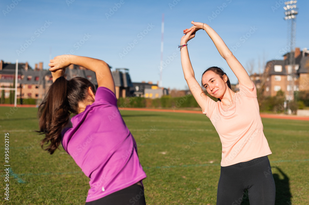 Obraz premium two young women doing stretching