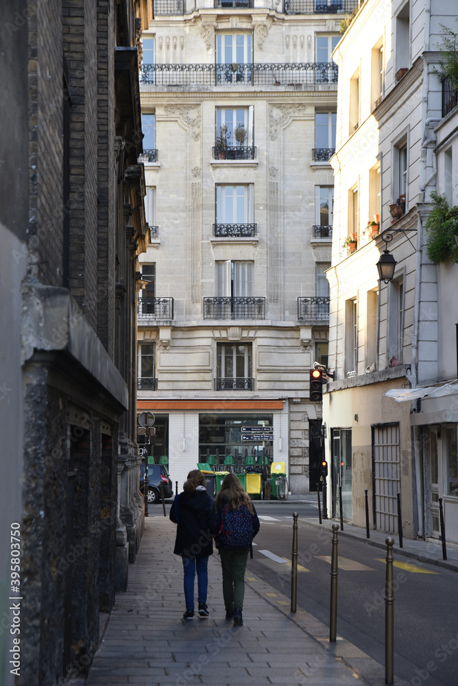 Ecolières à Paris, France