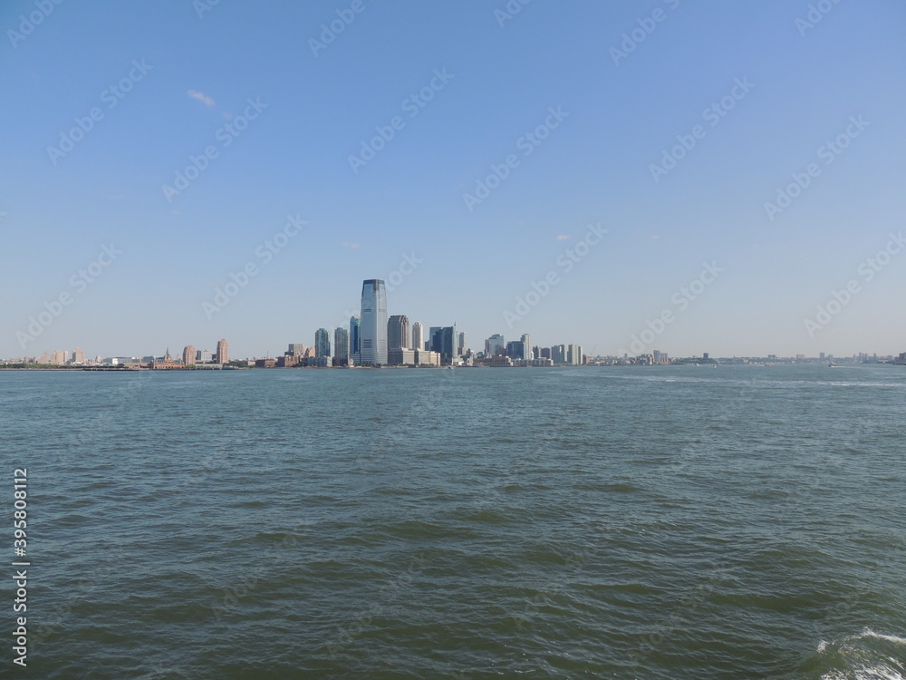 Vista da ilha de Manhattan do Ferry no rio Hudson. Nova York EUA. View from the ferry to Manhattan island. New York USA. Year 2012. Ano 2012