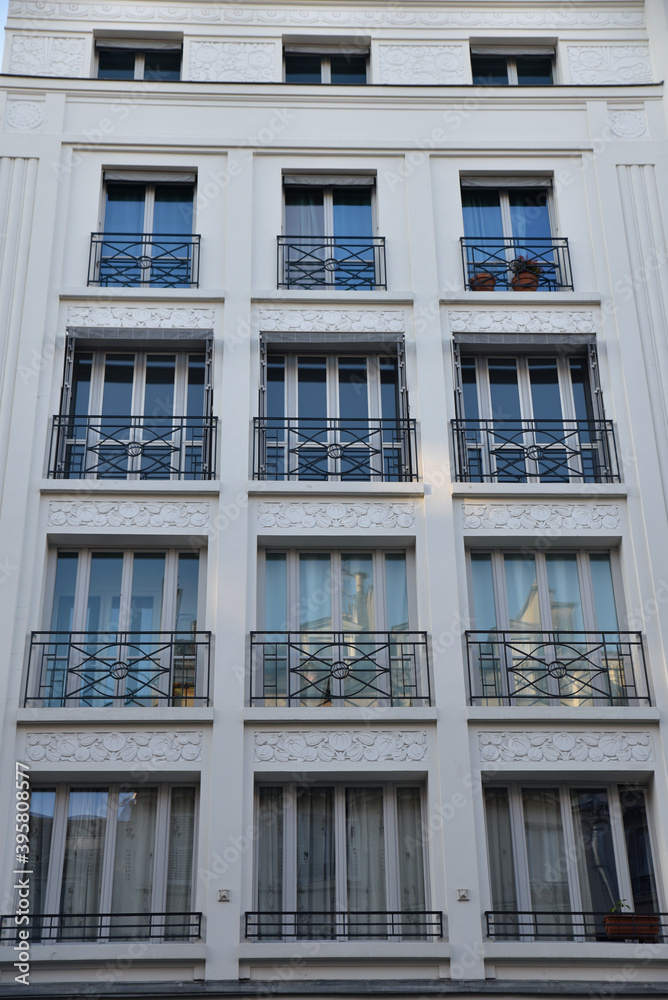 Façade d'immeuble parisien, France