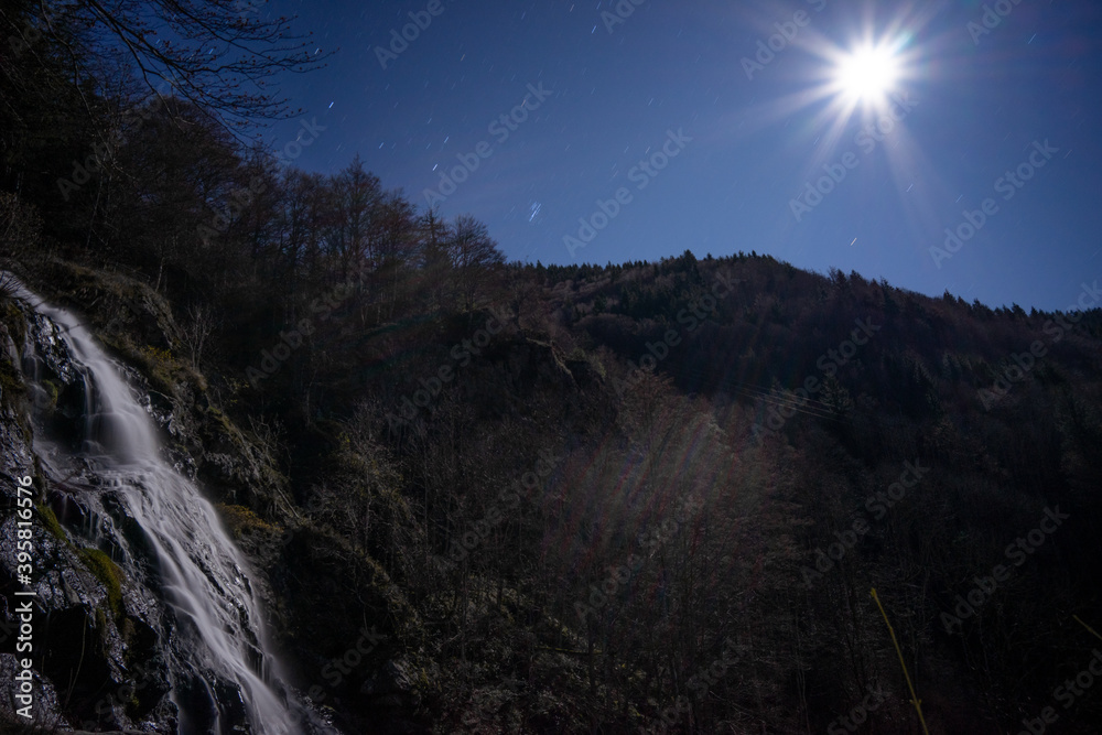 Wasserfall im Schwarzwald bei Mondschein