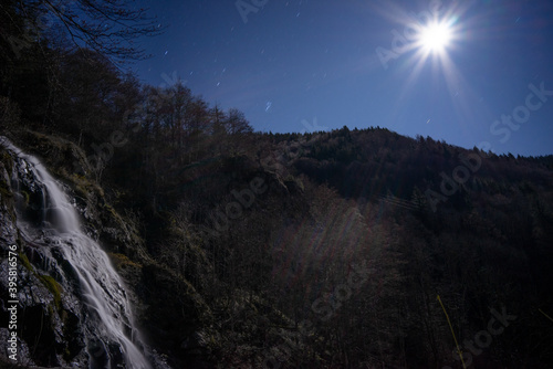 Wasserfall im Schwarzwald bei Mondschein