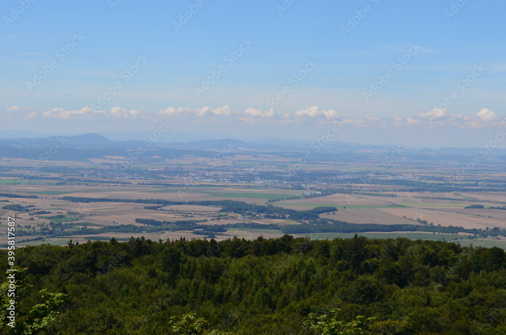 Widok ze szczytu góry Ślęża w kierunku Wrocławia w pogodny dzień latem