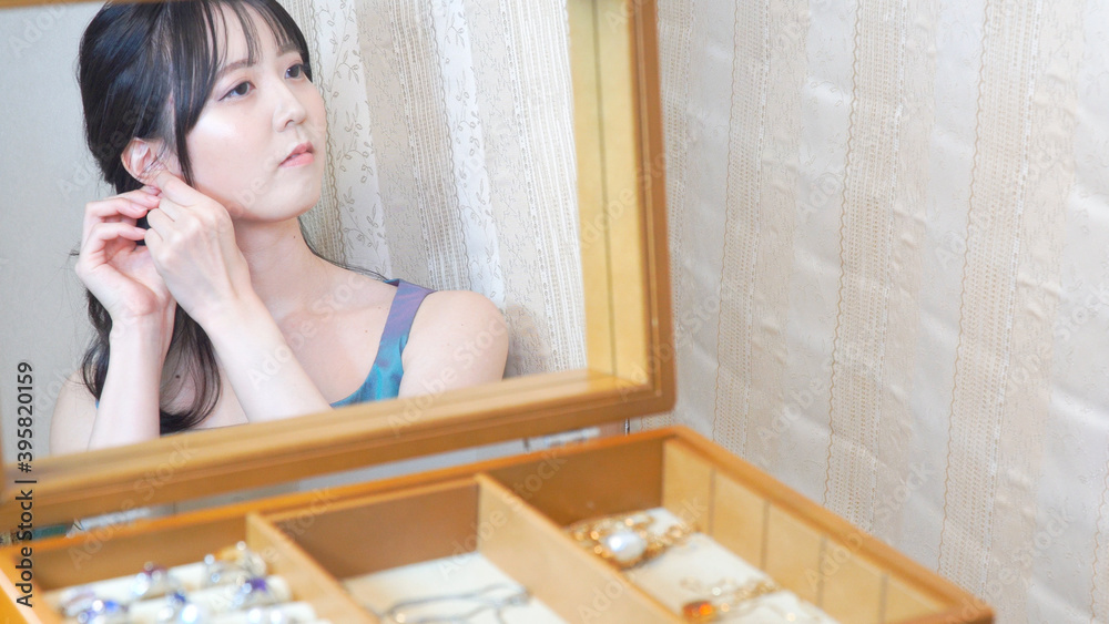 ピアスをつける女性 ピアスをつける女性
