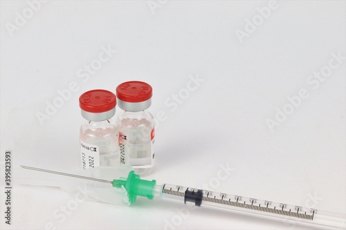 vacuna, 2 viales y jeringa