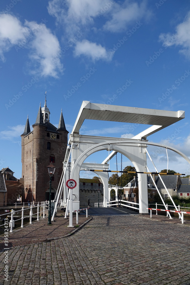 Klappbrücke und  Zuidhavenpoort in Zieriksee