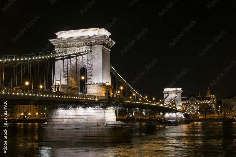 Fototapeta premium Chain bridge in Budapest at night