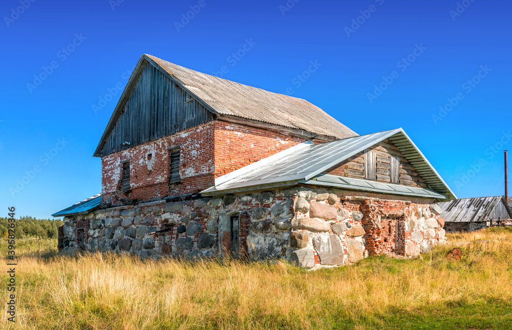 Obraz premium An old stone bathhouse in a village on the Solovetsky Islands