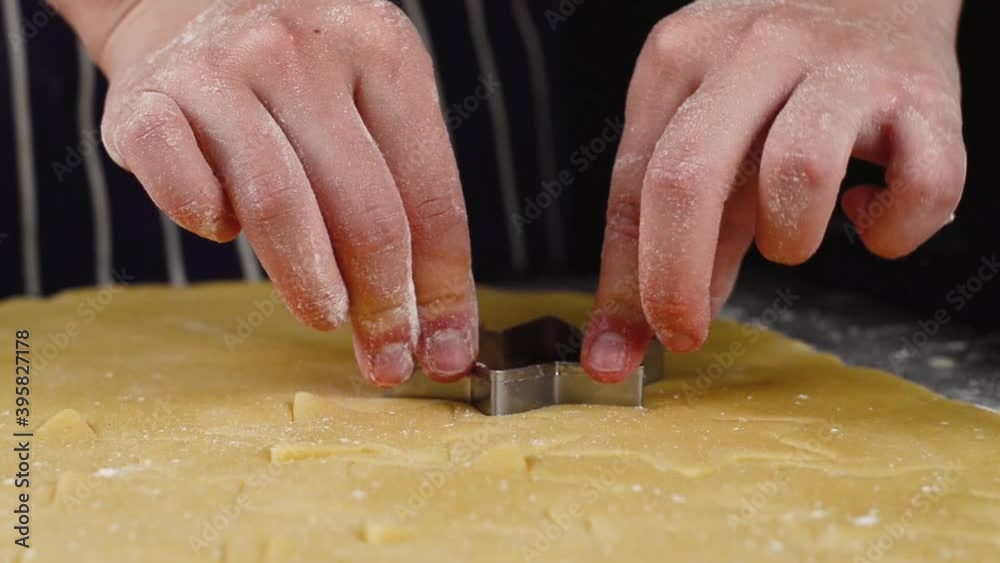 manos de mujer preparando masa de galletas de navidad