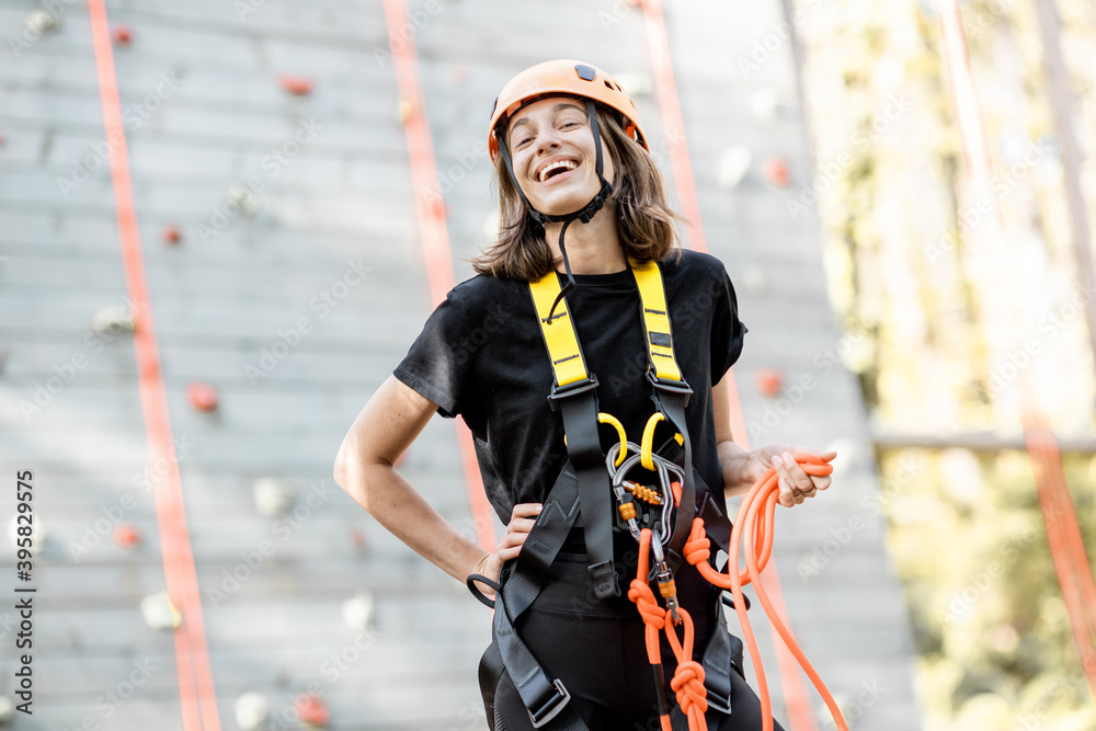 Φωτογραφία Portrait of a well equipped young woman standing in front of the climbing wall a