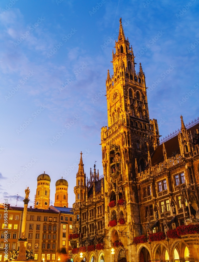 Fototapeta premium Night view of New Town Hall Marian column on Marienplatz in Munich, Bavaria