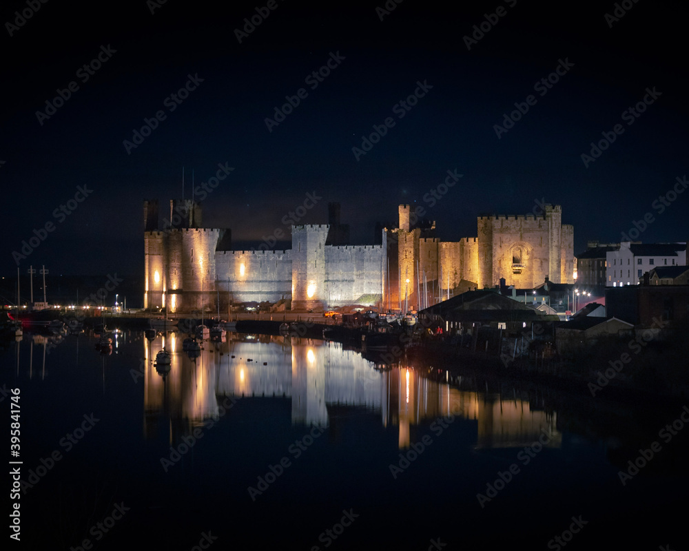 Fototapeta premium castle at night with water lights and reflection 