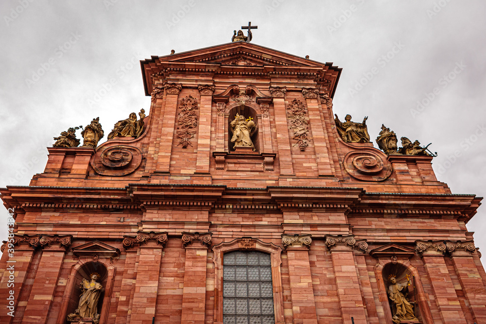 Jesuitenkirche in Heidelberg vor blauem Himmel mit weißen Wolken