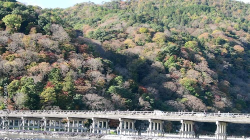 快晴の秋の渡月橋