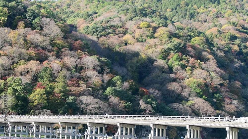快晴の秋の渡月橋