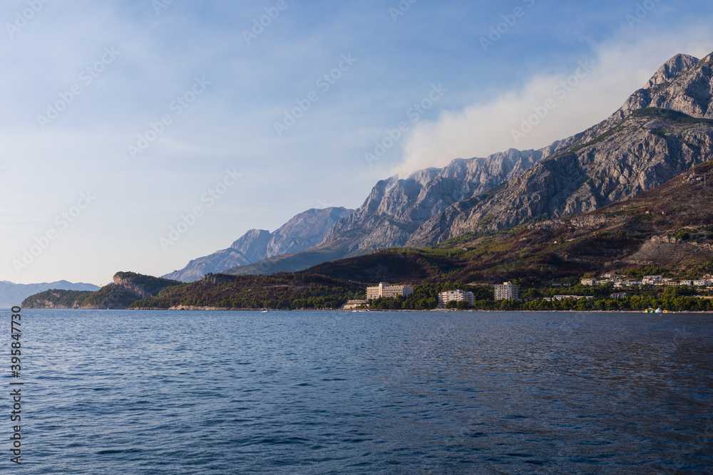 Stadt am Meer mit blauen Wasser in Kroatien mit Bergen im Hintergrund
