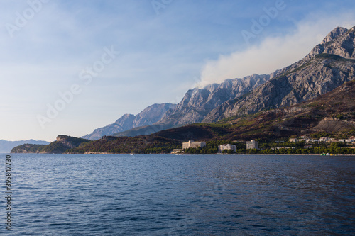 Stadt am Meer mit blauen Wasser in Kroatien mit Bergen im Hintergrund