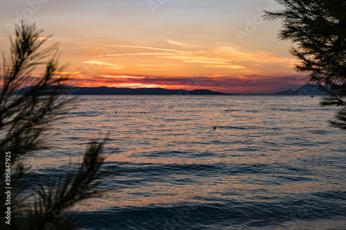 Sonnenuntergang an der Küste in Tučepi in Kroatien. Blick auf das Meer, die Wellen, die Insel Brač am Horizont © Studio Wilkos