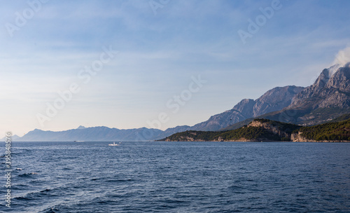 Blick vom Meer auf die Küste in Kroatien. Berge mit Rauchwolken am Himmel. Panorama © Studio Wilkos