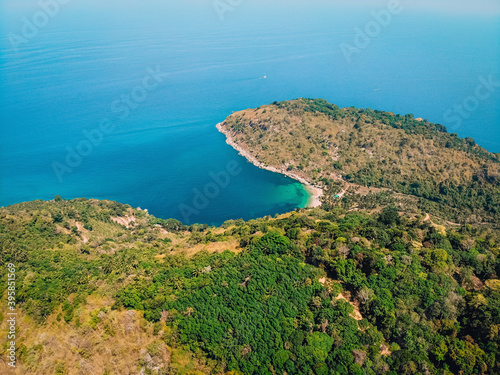 Canvas Print Beach, waves and uninhabited island from top view