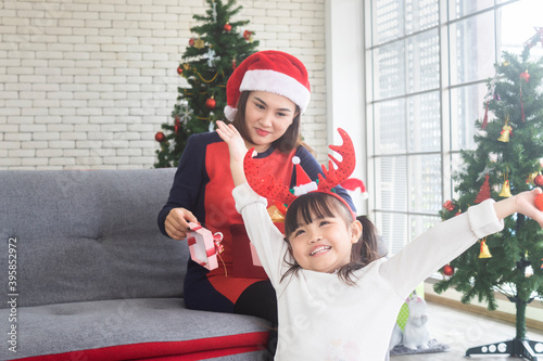 Mom who gives daughter Christmas gifts The daughter was happy and therefore showed a happy expression.