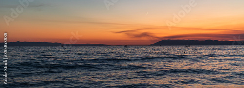 Sonnenuntergang an der K  ste in Tu  epi in Kroatien. Blick auf das Meer  die Wellen  die Insel Bra   und die Berge