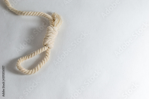 Foto Cuerda con nudo del ahorcado, suicidio