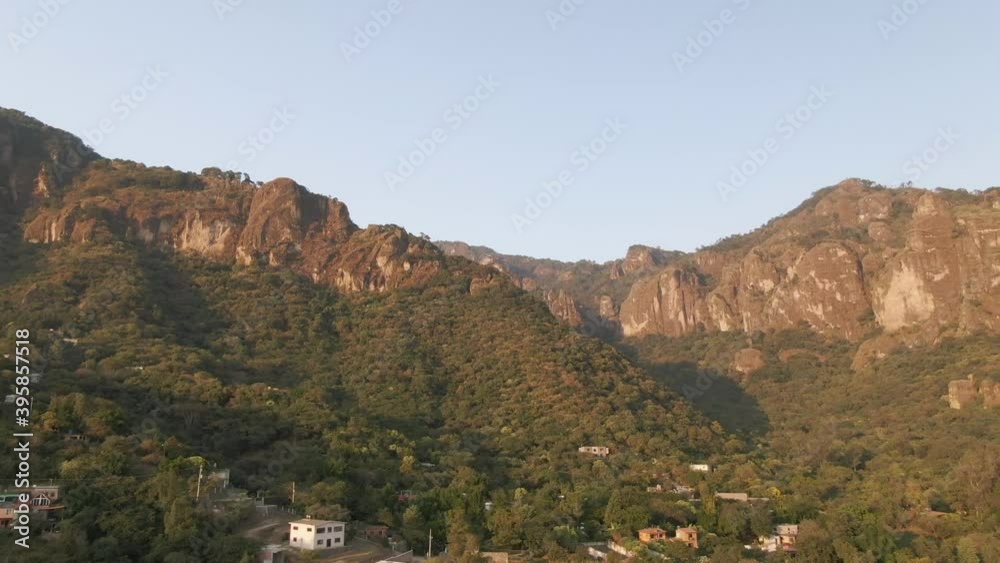 Vista Aerea de las montañas de Tepoztlán al atardecer.