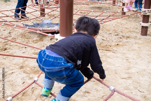 岐阜県岐阜市の公園で遊ぶ日本人の少年