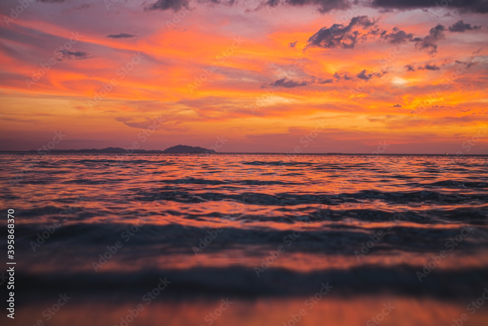 Obraz premium Sunset light at sea and colorful clouds on background background