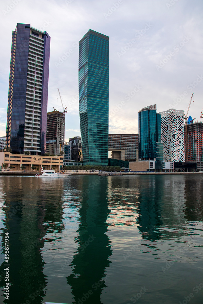 Obraz premium Modern buildings along the Dubai water canal, business bay district UAE