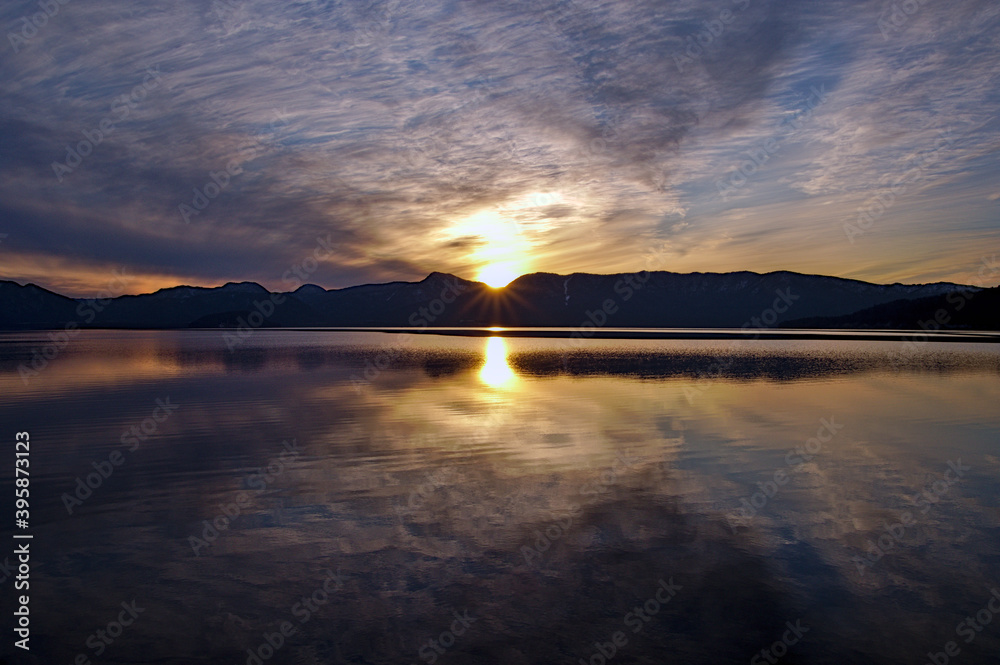 夕暮れのカルデラ湖