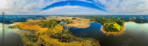 jesienna panorama jeziora w Polsce © Janusz Lipiński