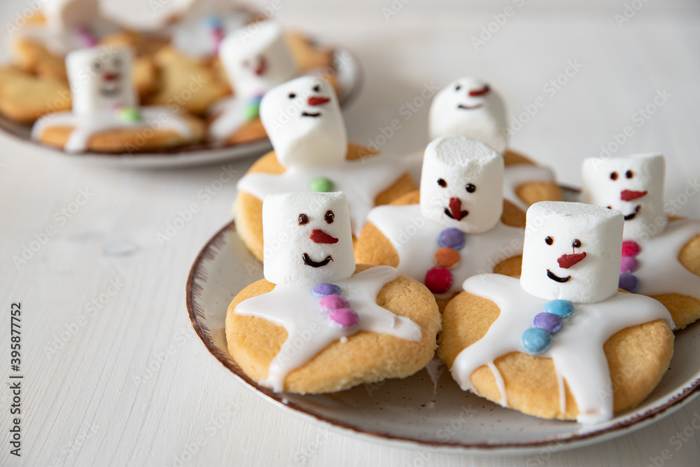 Plätzchen mit Marshmallows, Zuckerguss und Schokolinsen die aussehen ... Plätzchen mit Marshmallows, Zuckerguss und Schokolinsen die aussehen ...