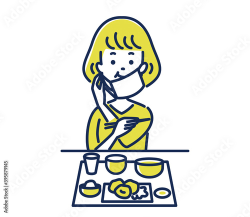 マスクをしながら食事する女性
