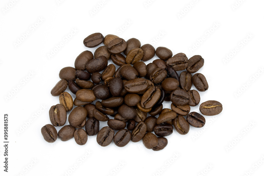 Fototapeta premium coffee beans isolated on white background
