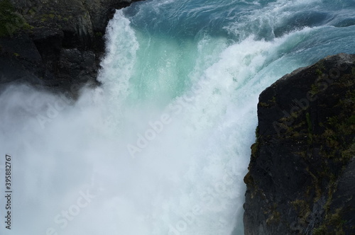 Fototapeta Naklejka Na Ścianę i Meble -  パタゴニアの絶景　力強く流れる滝　チリ/パイネ国立公園