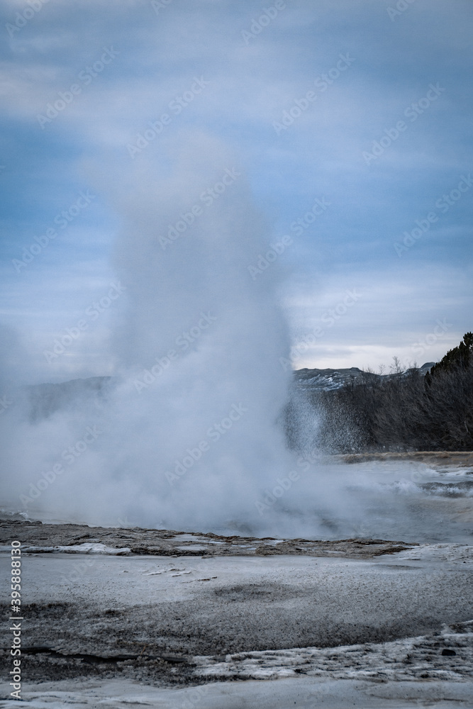 faszinierendes Nautrschauspiel des Geysir Strokkur auf Island