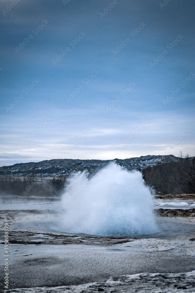 faszinierendes Nautrschauspiel des Geysir Strokkur auf Island