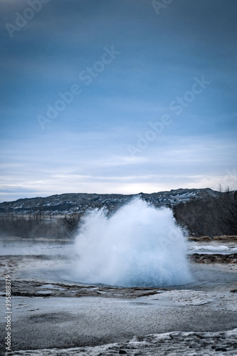 faszinierendes Nautrschauspiel des Geysir Strokkur auf Island