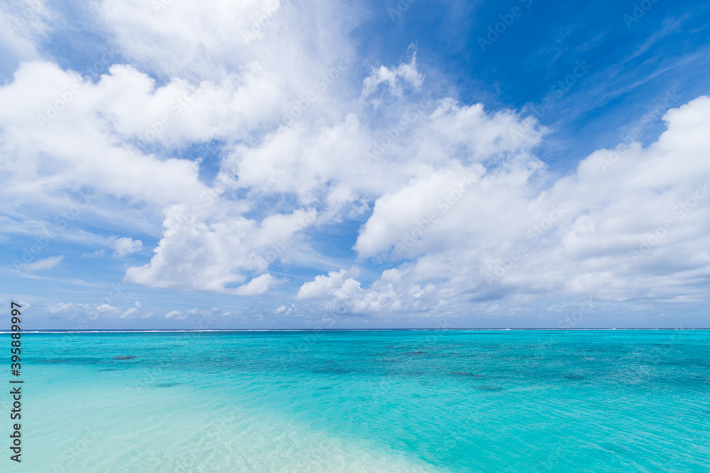 エメラルドグリーンの海と青い空