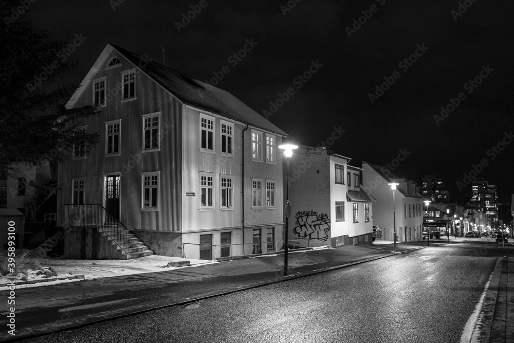 Leere Strassen und hell erleuchtete Fenster in Reykjavik. Die sonst belebte Innenstand ist wegen der Corona-Maßnahmen und ausbleibenden Tourisen wie leer gefegt. - obrazy, fototapety, plakaty 