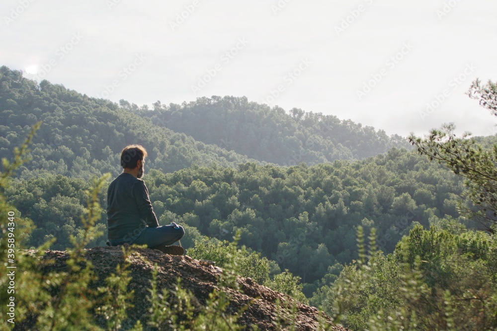 Hombre meditando