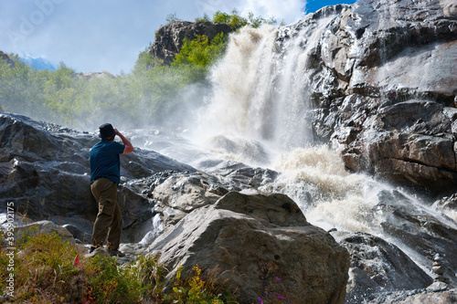 The photographer takes pictures of the Alibek waterfall. © jossbomon