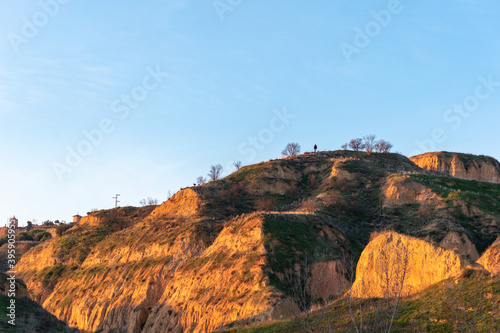 Bonito atardecer de la montaña situada muy cerca de la ciudad de Toro en Zamora. Siluetas de personas caminando por el monte.