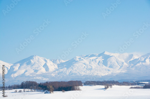 雪原と山並みと青空　十勝岳  © kinpouge