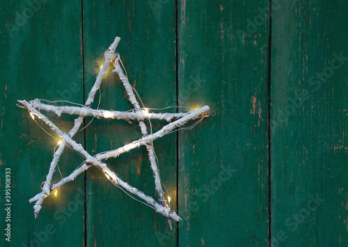 Valokuva christmas homemade twig star on rustic green wooden background
