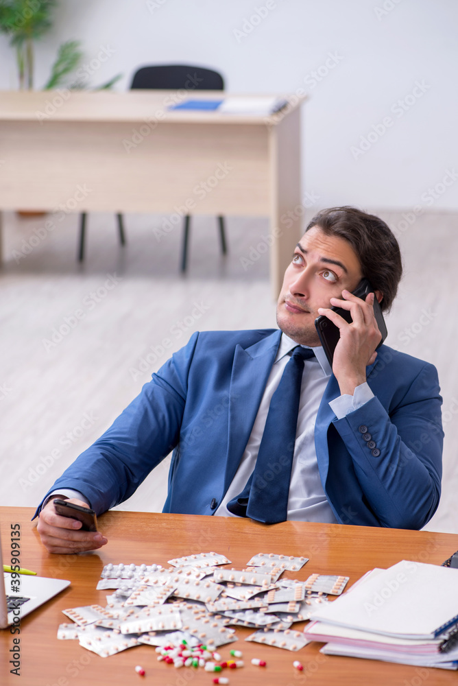 © Elnur - Young male sick employee suffering at workplace © Elnur - Young male sick employee suffering at workplace