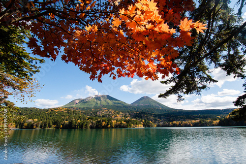 秋のオンネトー（北海道・足寄町） 　湖、紅葉（赤）、雌阿寒岳、阿寒富士